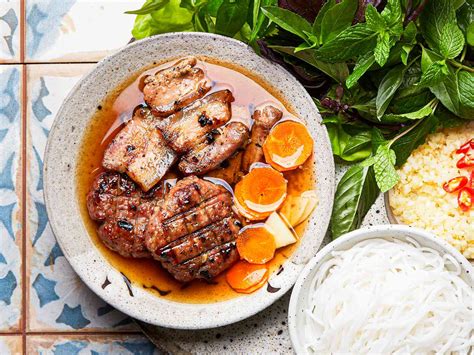  Bún Chả Hà Nội: Smakfull Rå Kött kombinerat med en Färska Kräut- och Saft Blandning!