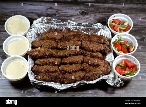  Kebab med Lammfattsält: En Smakbomb av Kryddiga Köttbitar och Frisk Fermenterad Grönsakssalsa!