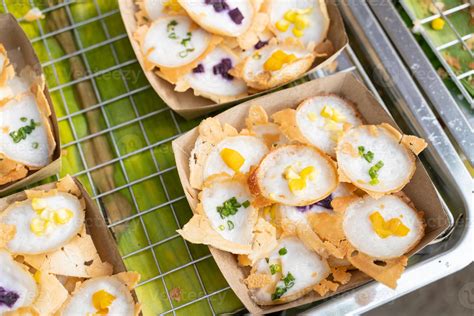  Khanom Krok - En spröd och smakrik street food-snack från Ayutthayas kullerade gator!