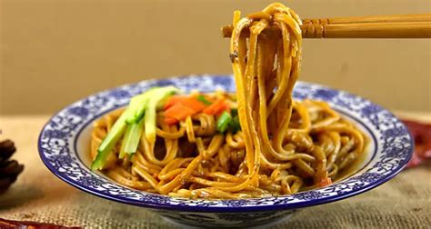  Zhangjiakou Zhajiang Mian: En Krämig Kinesisk Noodle-Fest Med Spridsam Söthet!